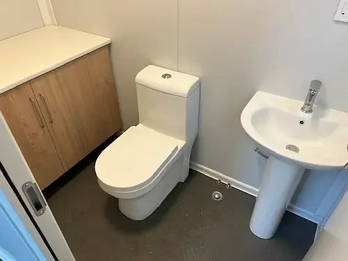 Ufficio standard con bagno/ripostiglio