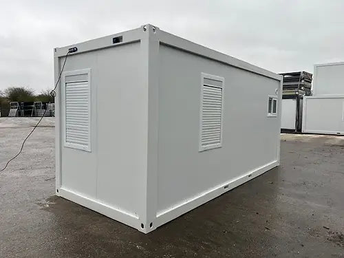 Ufficio standard con bagno/ripostiglio
