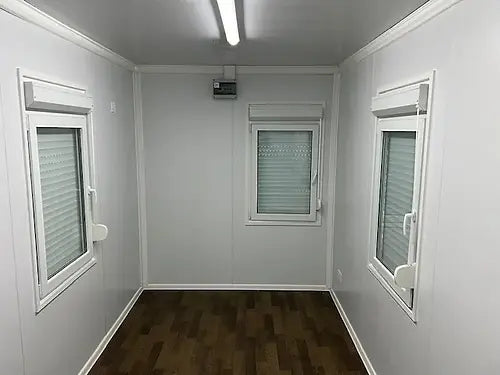 Ufficio standard con bagno/ripostiglio