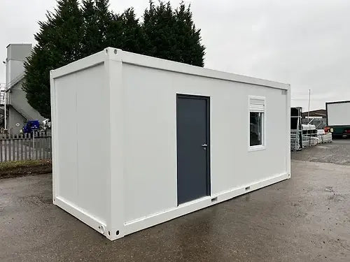 Ufficio standard con bagno/ripostiglio
