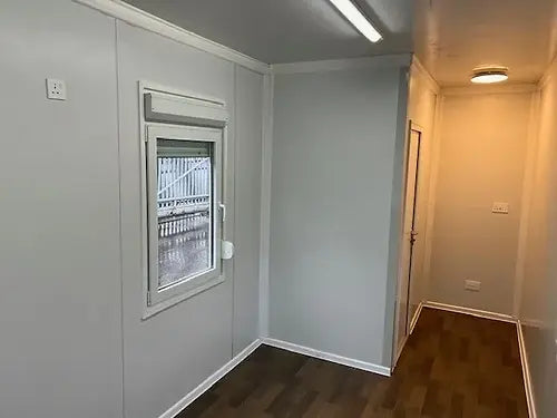 Ufficio standard con bagno e due finestre.