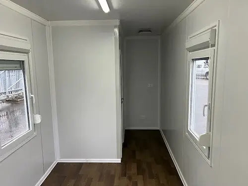 Ufficio standard con bagno e due finestre.