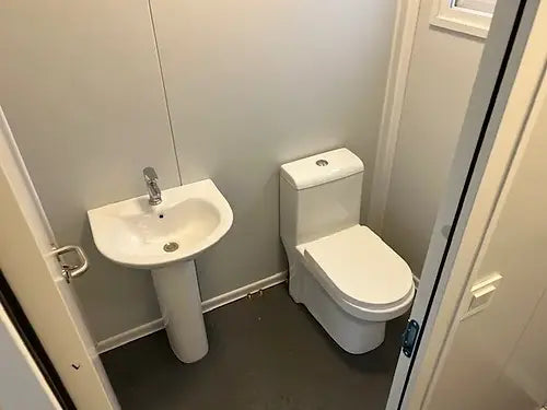 Ufficio standard con bagno e due finestre.