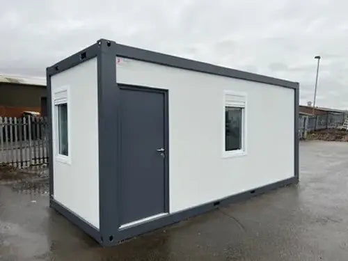 Ufficio standard con bagno e due finestre.