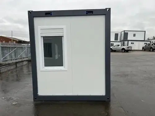Ufficio standard con bagno e due finestre.
