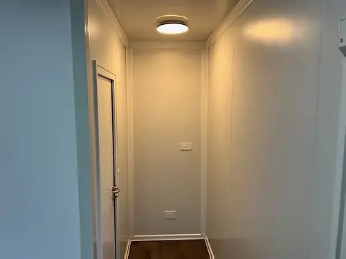 Ufficio standard con bagno e due finestre.